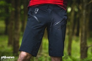 Die SQlab One OX MTB-Hose verfügt über wasserdichte Taschen, wasserabweisenden 4-Way-Stretch und eine elektrosmog-reduzierende Handytasche