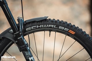 … wie die Alu-Laufräder, die wir mit unseren Schwalbe-Einheits-Reifen bestückt haben. … wie die Alu-Laufräder, die wir mit unseren Schwalbe-Einheits-Reifen bestückt haben.