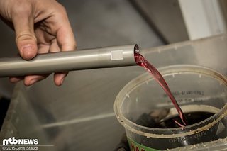 Nun kann das Öl aus der Kartusche in den dafür vorbereiteten Behälter gegossen werden.
