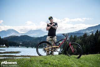 Bei der Downhill-Weltmeisterschaft in Lenzerheide ging Irm auf einem von seinem Mechaniker in Nationalfarben lackierten YT Tues an den Start
