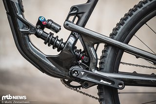 Der neue konstruierte Hinterbau mit dem tief im Rahmen positionierten Dämpfer soll nicht nur Vorteile hinsichtlich der Kinematik bieten, sondern auch den Schwerpunkt des Bikes weiter nach unten setzen