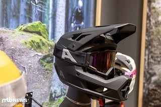 Der neue Alpina Pikes Fullface Helm ist in drei Größen erhältlich, bringt 980 g auf die Waage und kostet rund 150 €.