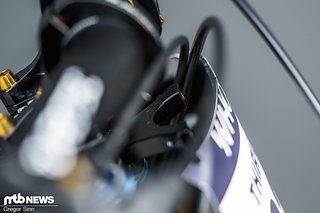 Hinter der Startnummer ist ein Halter für einen Massedämpfer vorgesehen.