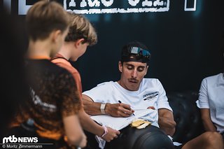 Ja Jungs, einfach hier unterschreiben, dann bekommt ihr ein Supreme V5 und ein paar Jahre später fahrt ihr World Cup. Ihr seid doch Franzosen, oder? Prima, willkommen im Team!