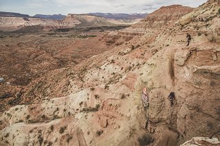 Mut zur Lücke: Kyle Strait rutscht irgendwie durch dieses unglaublich schmale Ding, das man eher beim Canyoning vermuten würde. Wobei, irgendwie sind wir ja beim Canyoning – nur ohne Wasser.