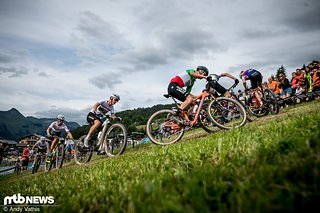 Das Feld blieb am Freitagabend äußerst lange dicht beisammen
