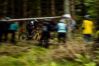 Auf der zweiten Stage des Tages gibt es einen üblen Sprint auf einer Schotterstraße, um zum nächsten Trail-Abschnitt zu gelangen.