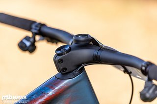 Als Cockpit ist eine Roval Lenker/Vorbau-Kombination verbaut. Als Cockpit ist eine Roval Lenker/Vorbau-Kombination verbaut.