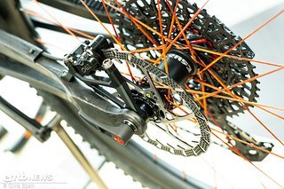 Spannend – die Bremsaufnahme ähnelt der von SRAM vorgestellten Aufnahme und stellt direkten Kontakt zur Nabe her – so dürfte nichts schleifen. Spannend – die Bremsaufnahme ähnelt der von SRAM vorgestellten Aufnahme und stellt direkten Kontakt zur Nabe her – so dürfte nichts schleifen.
