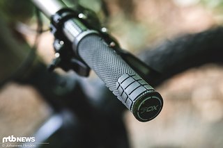 Ein dickes Padding an der Außenseite sorgt für Komfort und eine angenehme Griffposition. Ein dickes Padding an der Außenseite sorgt für Komfort und eine angenehme Griffposition.