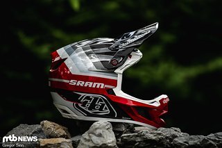 Der Troy Lee Designs D4 wurde Anfang 2020 vorgestellt und löst nach über 10 Jahren den D3 ab Der Troy Lee Designs D4 wurde Anfang 2020 vorgestellt und löst nach über 10 Jahren den D3 ab