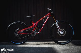 Wie gewohnt ist Amaury Pierron auf dem neuen Commencal Supreme unterwegs
