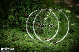 Mit den neuen Synthesis 2.0 stellt Crankbrothers seine überarbeitete Alu-Laufrad-Plattform vor. Zu haben sind die Laufräder in Silber oder Schwarz im Komplettpaket ab rund 700 €.