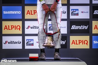 Als Präsent gab's noch eine von diesen Bimmelglocken, die Schweizer Mountainbiker immer am Lenker haben.