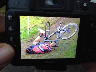 Julien Absalon stürzt beim Cyclocross in Saulxure sur Moselotte
