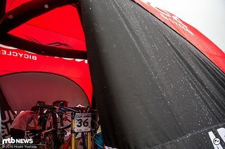 Es fängt mal wieder an zu regnen. Ich flüchte ins NORCO Zelt