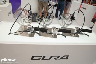 Die Cura ist neben der polierten Version auch in schlichtem Schwarz erhältlich