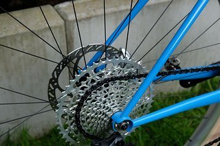 Zur aufgeräumten Optik trägt die kabellose SRAM GX1 Eagle AXS bei Zur aufgeräumten Optik trägt die kabellose SRAM GX1 Eagle AXS bei