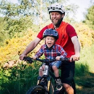 Kinder von 2-5 Jahren (bis zu 27 kg) können im Shotgun Pro MTB-Kindersitz erste Trail-Action miterleben