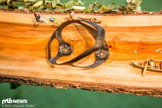 Flaschenhalter im Fluss