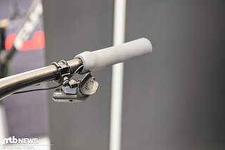 Sehr unauffällig und beim ersten Hinblicken kaum erkennbar ist der Blip der Reverb von SRAM unter dem Griff versteckt.