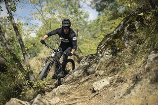 In eher langsamen, hakeligen Kurven wirkt die Lenkung stabiler und weniger kippelig als bei herkömmlichen Bikes ohne K.I.S. In eher langsamen, hakeligen Kurven wirkt die Lenkung stabiler und weniger kippelig als bei herkömmlichen Bikes ohne K.I.S.