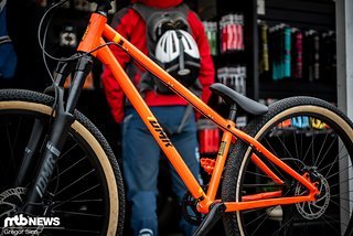 Deutlich simpler geht's da schon bei diesem DMR-Hardtail zur Sache