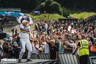 Vali-Höll rockt – das weiß man nicht nur beim YT-Mob. Platz zwei für die schnelle Salzburgerin beim MTB-News User Award für die Mountainbikerin des Jahres 2024.