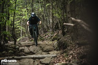 Freeride-Bikes sollten natürlich nicht nur in der Luft und in gebauten Anliegern glänzen, sondern auch ruppigem Gelände den Schrecken nehmen