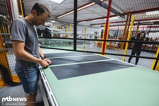 Oliver kontrolliert die fertig geschnittenen Lagen.