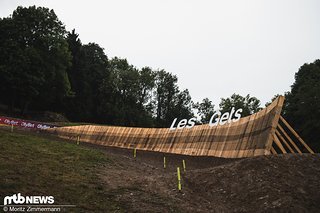 Neu in diesem Jahr ist, dass die letzte Kurve durch einen stattlichen Wallride ersetzt worden ist