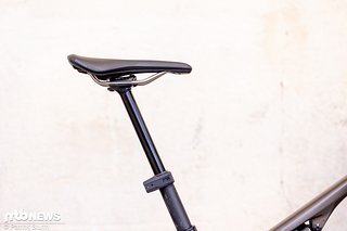 Beim ersten Aufsitzen gibt es keine bösen Überraschungen, der Sattel überzeugt auf Anhieb mit einem ausgezeichneten Sitzkomfort. Beim ersten Aufsitzen gibt es keine bösen Überraschungen, der Sattel überzeugt auf Anhieb mit einem ausgezeichneten Sitzkomfort.