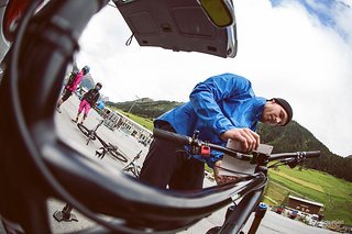 Letzte Vorbereitungen bevor das Training losgeht. Die Startnummer sitzt, die Teamkolleginnen stehen bereit. Letzte Vorbereitungen bevor das Training losgeht. Die Startnummer sitzt, die Teamkolleginnen stehen bereit.