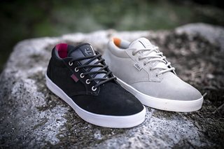etnies bietet den Jameson Mid Crank in den beiden Farben Schwarz und Hellgrau an. etnies bietet den Jameson Mid Crank in den beiden Farben Schwarz und Hellgrau an.