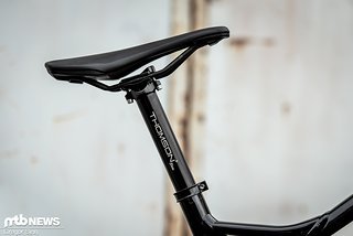 Auf die Thomson-Stütze hat Specialized den hauseigenen Henge DH-Sattel montiert. Auf die Thomson-Stütze hat Specialized den hauseigenen Henge DH-Sattel montiert.