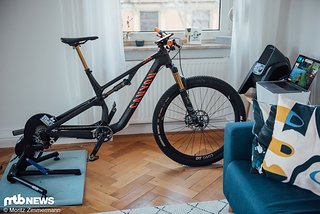 Im Herbst und Winter leidet das Fahrrad oft unter den matschigen Bedingungen. Im eigenen Wohnzimmer bleibt es hingegen gut in Schuss Im Herbst und Winter leidet das Fahrrad oft unter den matschigen Bedingungen. Im eigenen Wohnzimmer bleibt es hingegen gut in Schuss