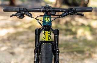Auch am Cockpit finden sich in erster Linie Parts von SRAM wieder