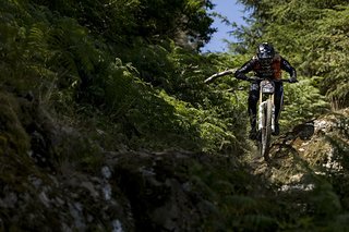 Auch kurz vor dem Ziel war die Strecke beinhart und mehr Felsgarten als Mountainbike-Strecke. Ungerührt dessen stapfte Matteo Iniguez hier sehr fix durch.