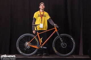 Alonukis Cycles brachten ein spezielles MTB samt Bananenhalter mit.