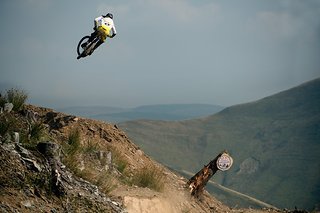 Dan Atherton fliegt über seine selbst geplanten und gebauten Kicker