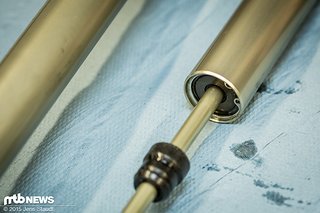 Um die Charger-Kartusche entfernen zu können, muss zunächst der silberne Sprengring geöffnet werden.
