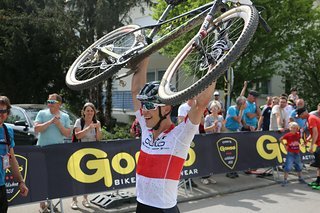 Nino Schurter feiert seinen knappen Sieg