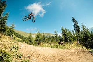 Timo mit ordentlich Airtime auf seinem Propain Tyee