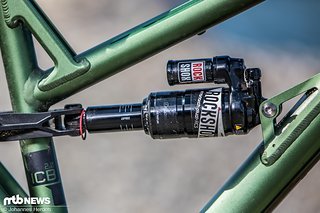 Am Heck verrichtet ein RockShox Monarch Plus RC3 seinen Dienst Am Heck verrichtet ein RockShox Monarch Plus RC3 seinen Dienst