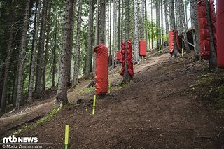 Auch in diesem Wald gibt es gravierende Neuerungen: Ein sehr langes, brandneues Off Camber-Stück muss hier von den besten Downhillern der Welt bewältigt werden.