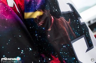 Hier sehen wir wohl das erste Haustier dass es auf ein Trikot geschafft hat. Einer von Troy's Hunden, passend versehen mit Laseraugen.