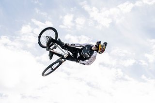 Downhill, Freeride, Enduro oder Slopestyle? Gerade der Wechsel zwischen den verschiedenen Disziplinen ist für Flo einer der spannendsten Aspekte seiner Tätigkeit Downhill, Freeride, Enduro oder Slopestyle? Gerade der Wechsel zwischen den verschiedenen Disziplinen ist für Flo einer der spannendsten Aspekte seiner Tätigkeit