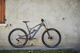 Auch das Mega 290 hat eine überarbeitete Geometrie spendiert bekommen, ist allerdings weiterhin nur mit Alu-Rahmen erhältlich. Hier das Mega 290 Factory Auch das Mega 290 hat eine überarbeitete Geometrie spendiert bekommen, ist allerdings weiterhin nur mit Alu-Rahmen erhältlich. Hier das Mega 290 Factory
