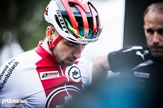 Nino Schurter wirkt vor dem Start sehr konzentriert. Der Olympiasieger ist Profi durch und durch und bereitet sich auch aufs Staffelrennen hochprofessionell vor.