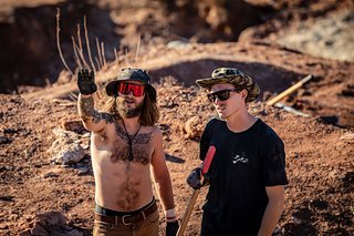 Aggy: "Weißt du was? Von da oben werde ich runterspringen!" Tommy-G: "Ce n'est pas un peu haut?"Aggy: "Ach was!" Tommy-G: "Eh bien, ce serait certainement trop dangereux pour moi."